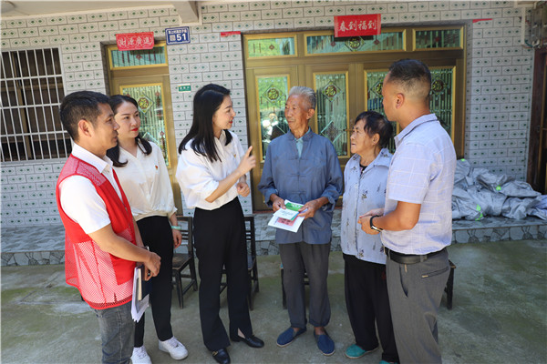 2023-8-31 貴州環(huán)交所黨支部、壩上村黨支部、貴陽產(chǎn)控集團(tuán)金融務(wù)鏈上企業(yè)黨支部聯(lián)合開展主題黨日活動6.jpg